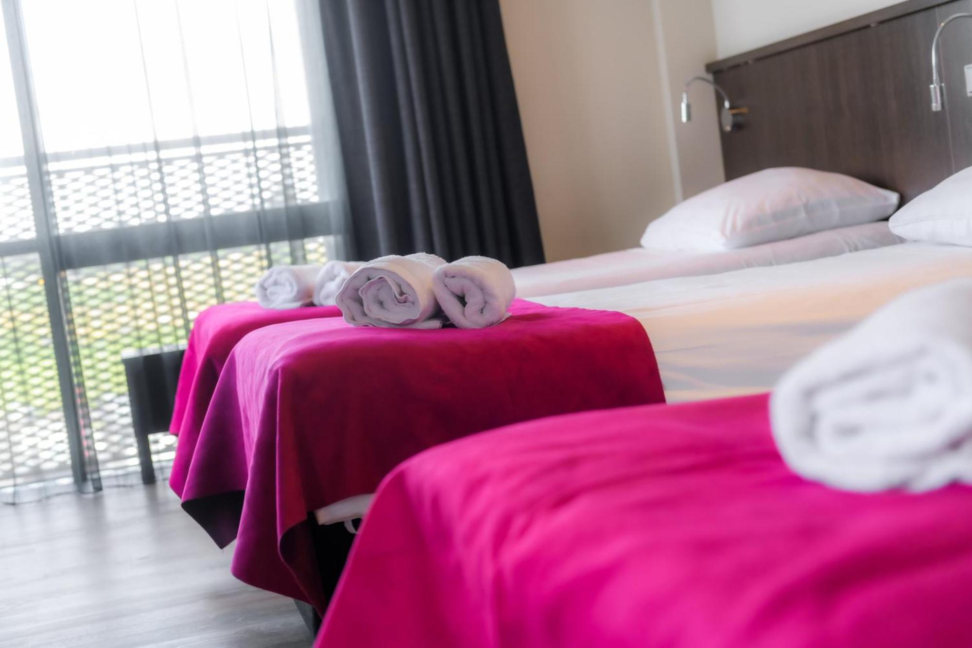Bas World Hotel Veghel Bagian luar foto